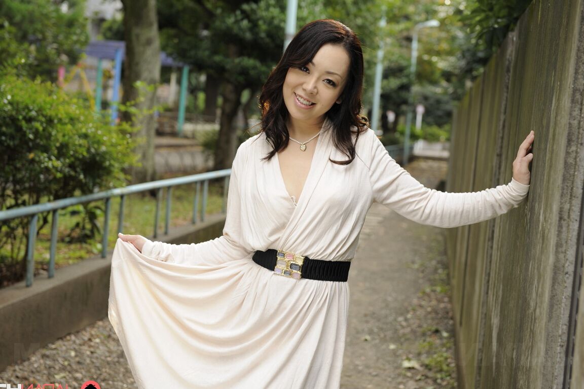 15P A elegante japonesa Yuna Yamami modela não nua ao ar livre em um vestido branco