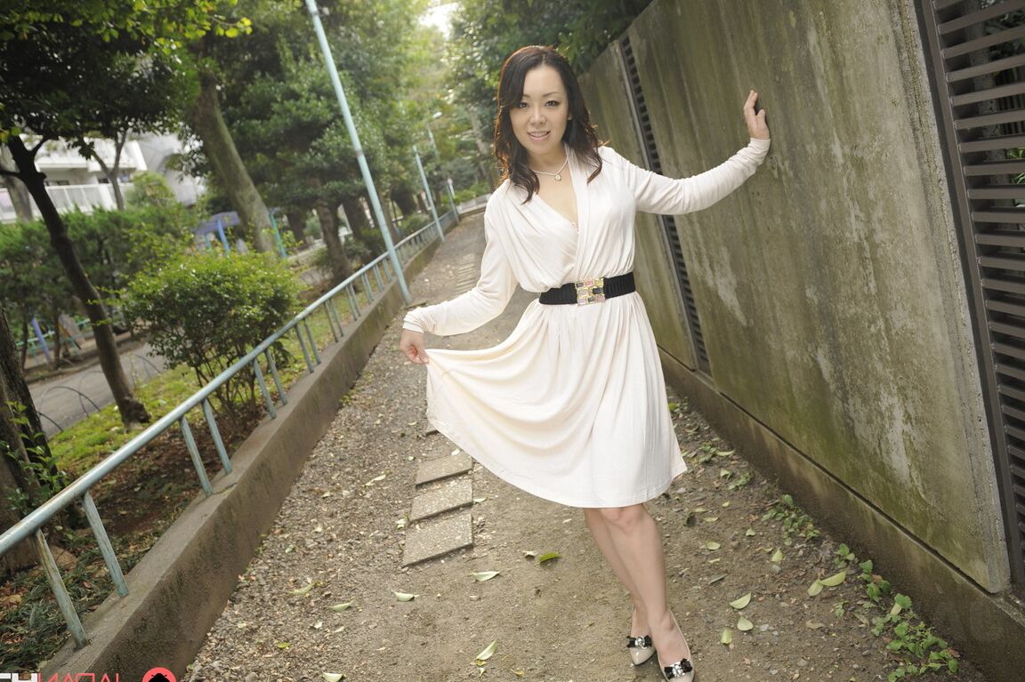 15P A elegante japonesa Yuna Yamami modela não nua ao ar livre em um vestido branco