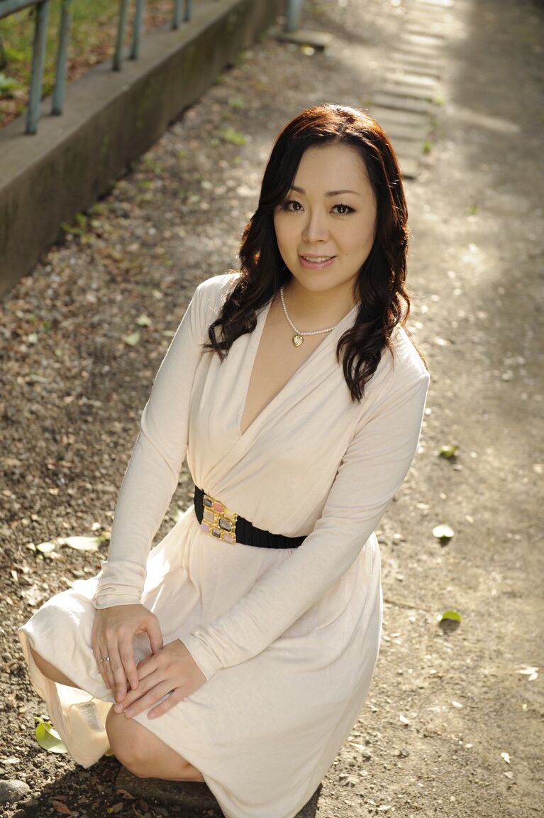15P A elegante japonesa Yuna Yamami modela não nua ao ar livre em um vestido branco