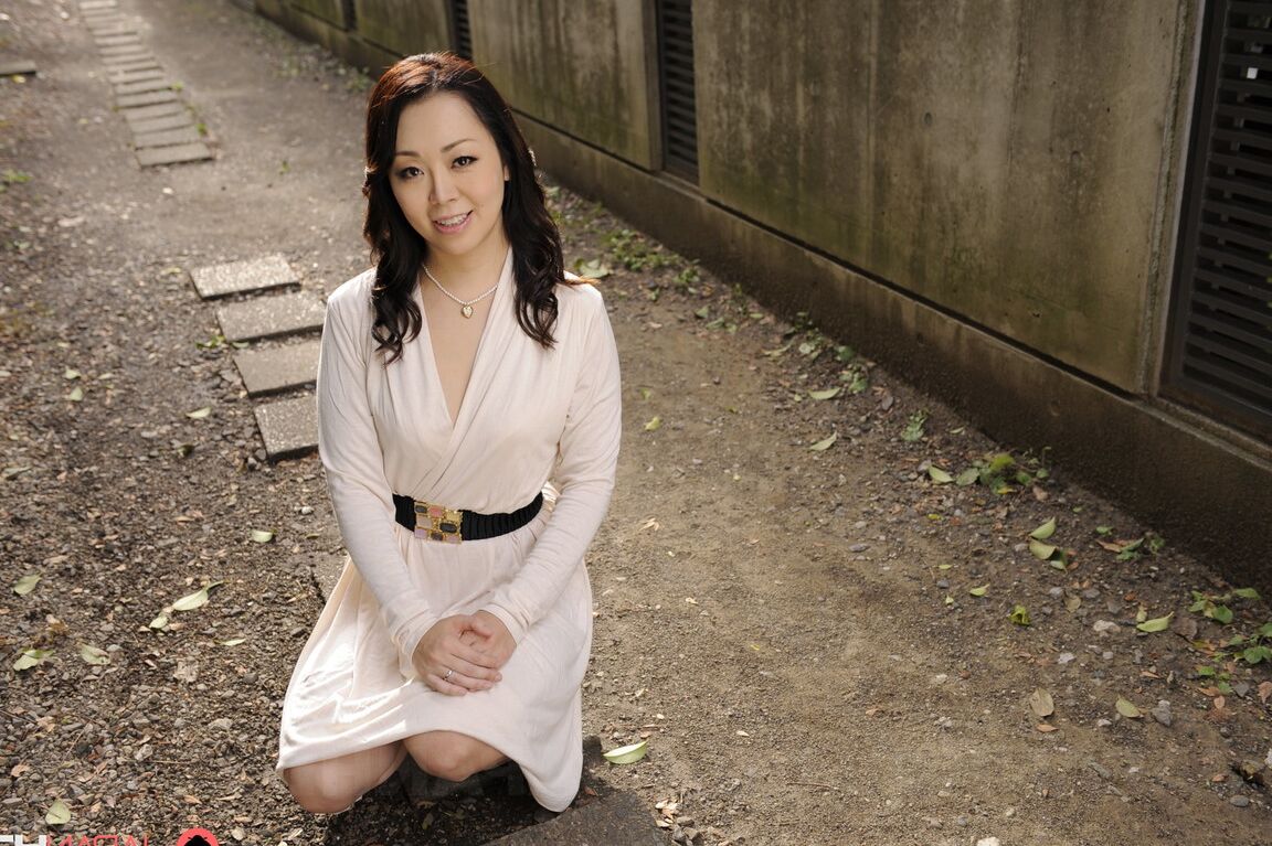 15P A elegante japonesa Yuna Yamami modela não nua ao ar livre em um vestido branco