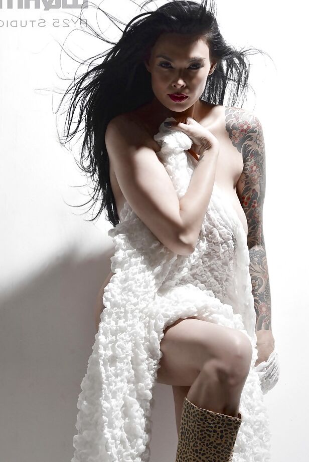 16P La asiática rolliza Tera Patrick exponiendo sus grandes tetas naturales al aire libre
