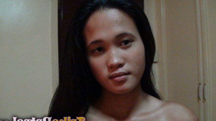 15P Die süße philippinische Amateurin Ladylyne wischt sich nach dem POV-Sex das Sperma vom Kinn