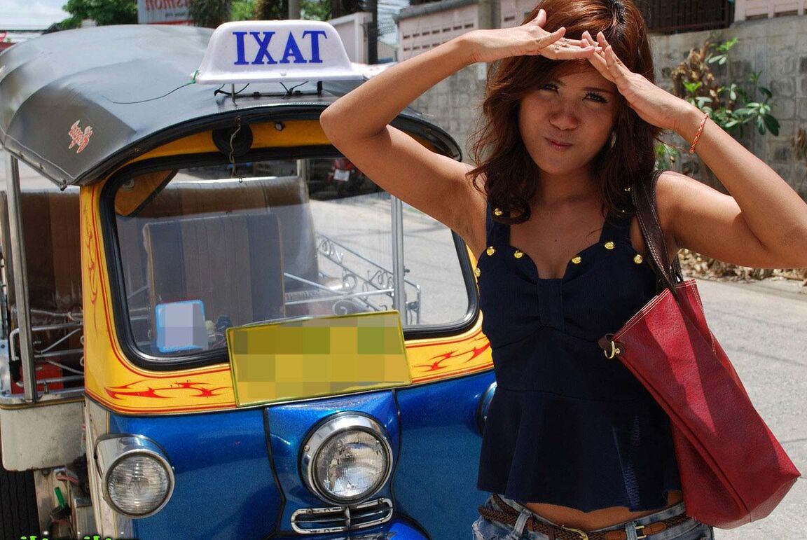 12P Un petit doigt de fille asiatique écarte sa chatte serrée après s'être déshabillée