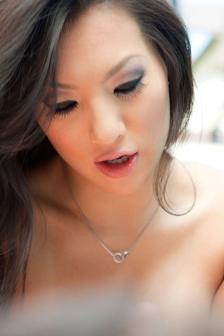17P La estrella porno asiática Asa Akira complaciendo una polla con su boca sexy al aire libre
