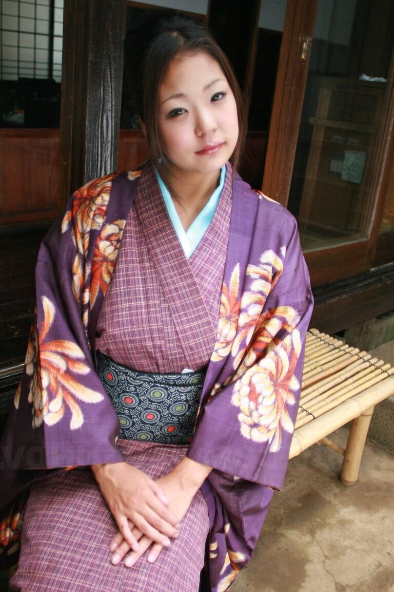 15P mujer japonesa levanta su kimono para una falda sin bragas en el patio