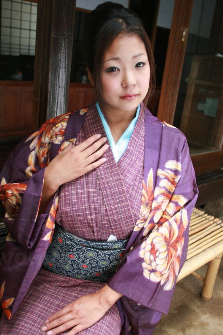 15P mujer japonesa levanta su kimono para una falda sin bragas en el patio