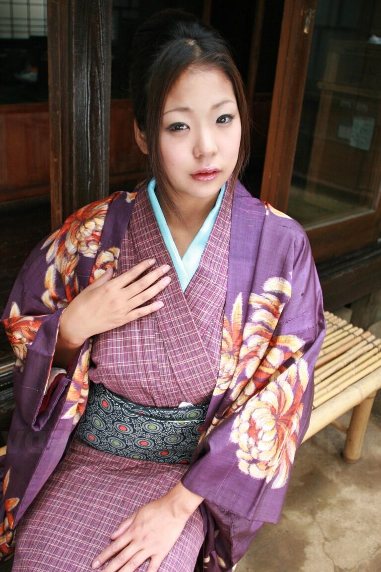 15P mujer japonesa levanta su kimono para una falda sin bragas en el patio