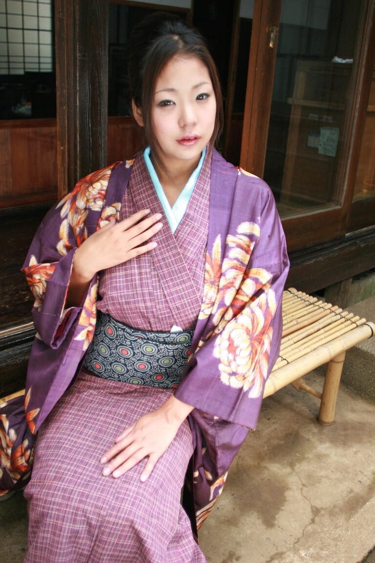 15P mujer japonesa levanta su kimono para una falda sin bragas en el patio