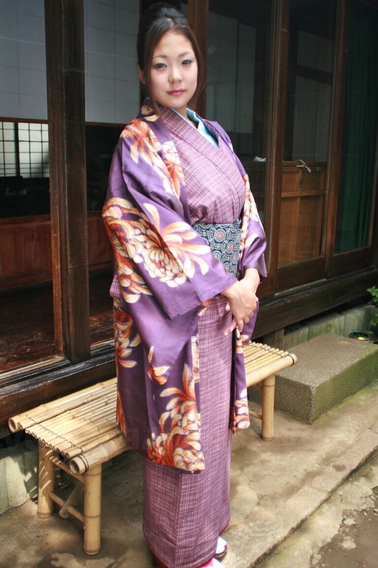 15P mujer japonesa levanta su kimono para una falda sin bragas en el patio