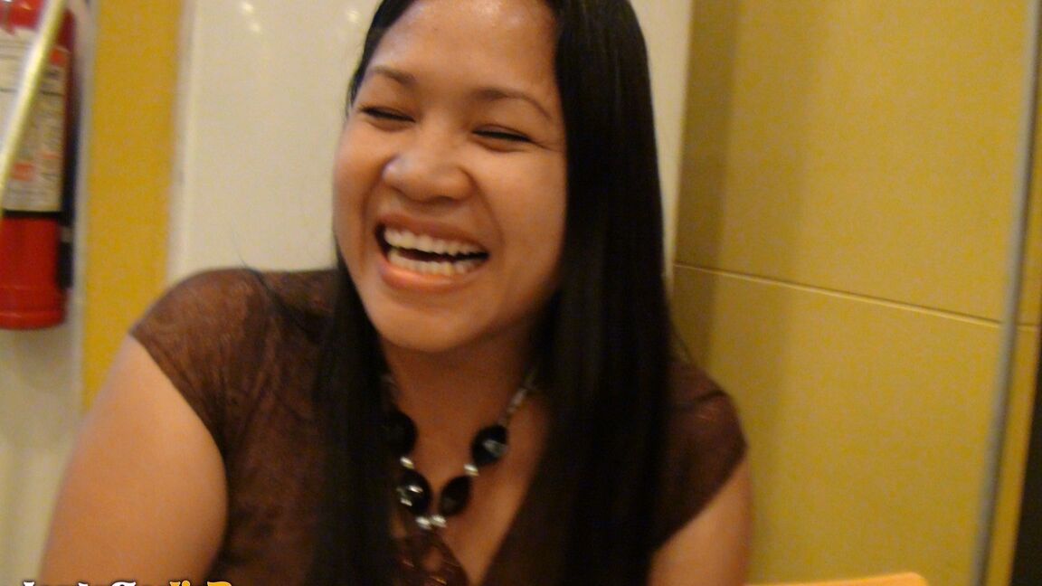 15P Filipina amadora Sonja toma banho antes do sexo POV com um turista sexual
