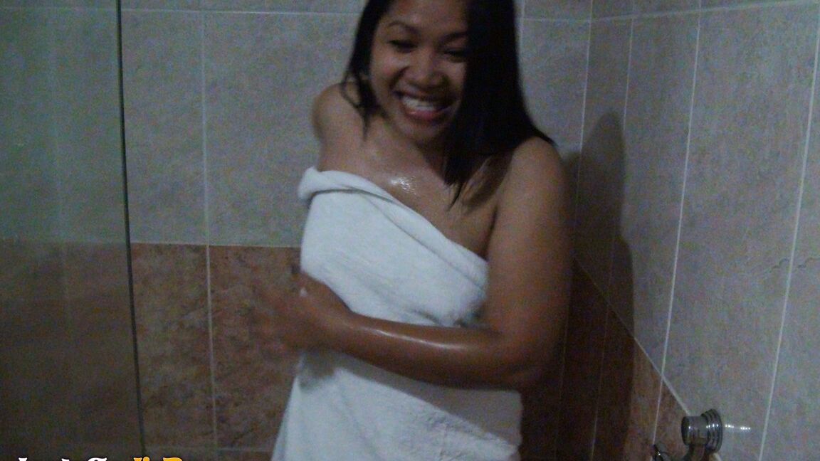 15P Filipina amadora Sonja toma banho antes do sexo POV com um turista sexual