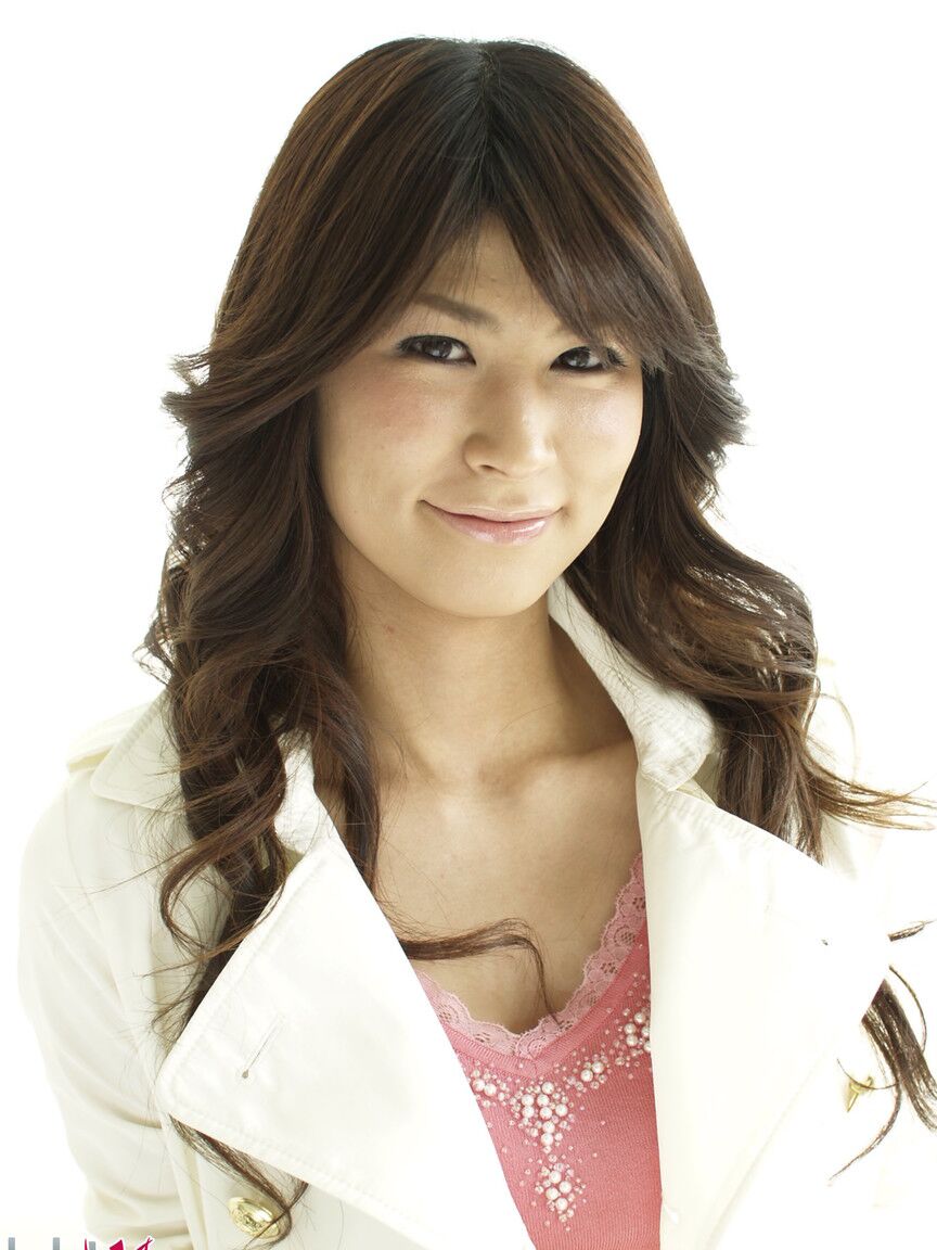 15P Das bekleidete japanische Model Yuka Yamada zeigt ihre nackten Beine in einem Rock