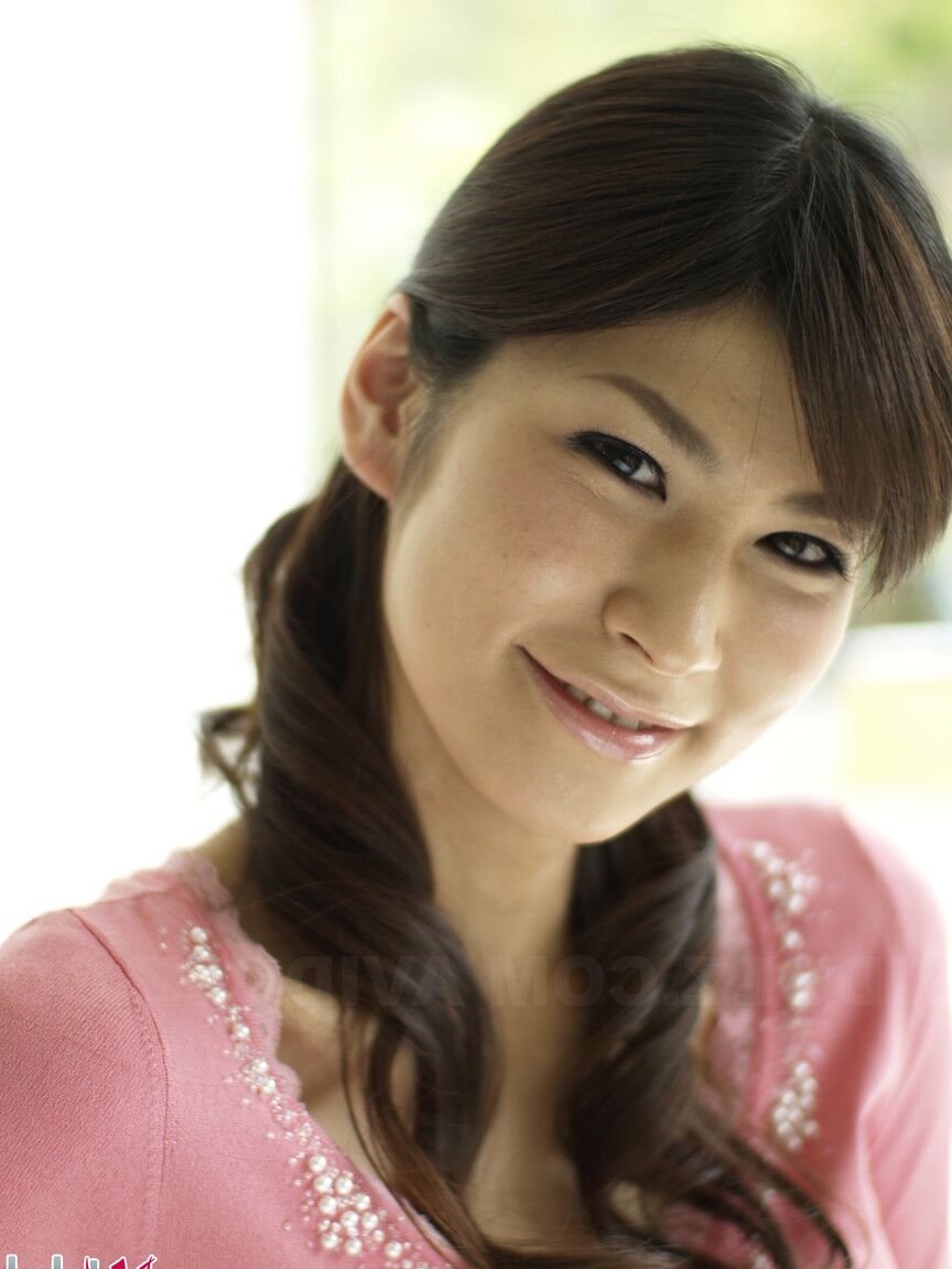 15P Das bekleidete japanische Model Yuka Yamada zeigt ihre nackten Beine in einem Rock