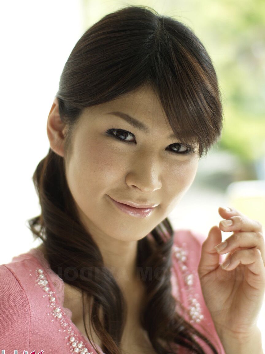 15P Das bekleidete japanische Model Yuka Yamada zeigt ihre nackten Beine in einem Rock