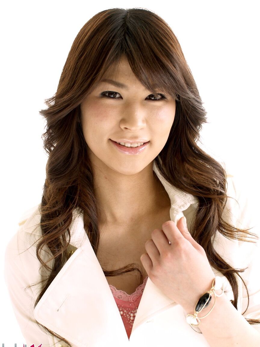 15P Das bekleidete japanische Model Yuka Yamada zeigt ihre nackten Beine in einem Rock