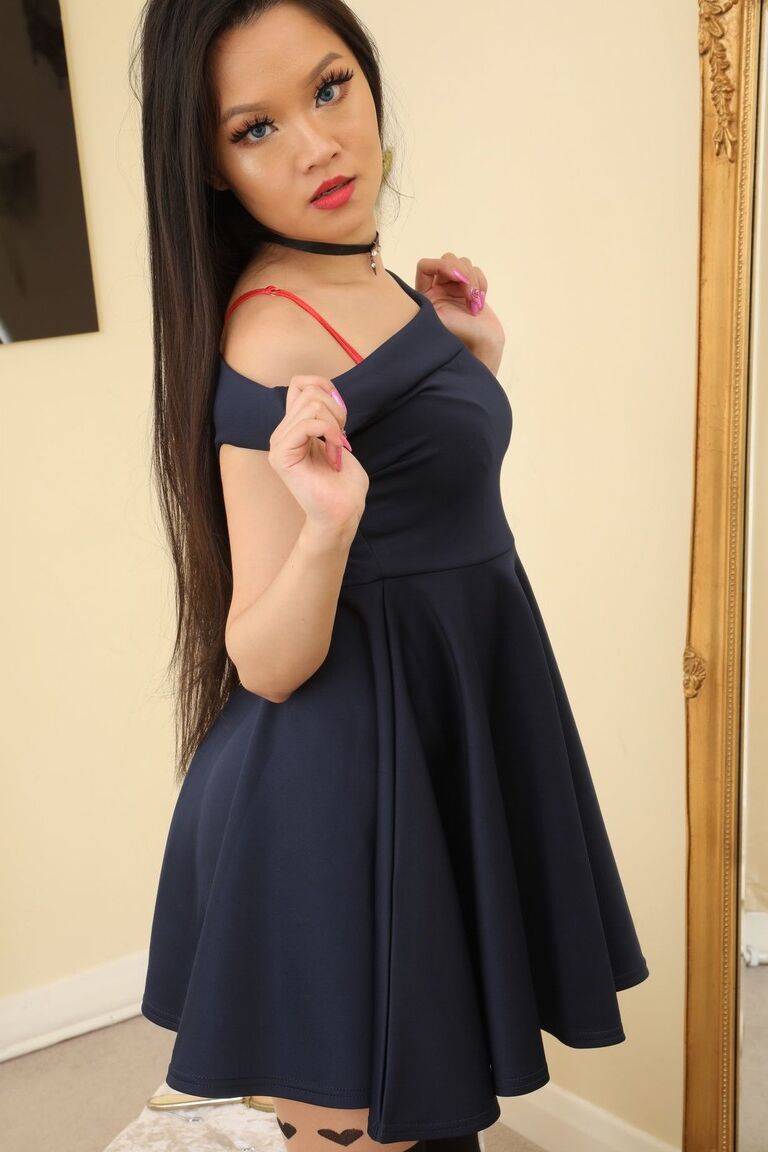 L'étourdissante asiatique 21P Louisa Lu révèle son corps maigre et ses trous serrés dans sa lingerie.