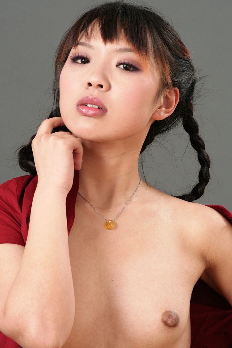 21P La guapa asiática de pelo largo Jin Feifei muestra su impresionante arbusto
