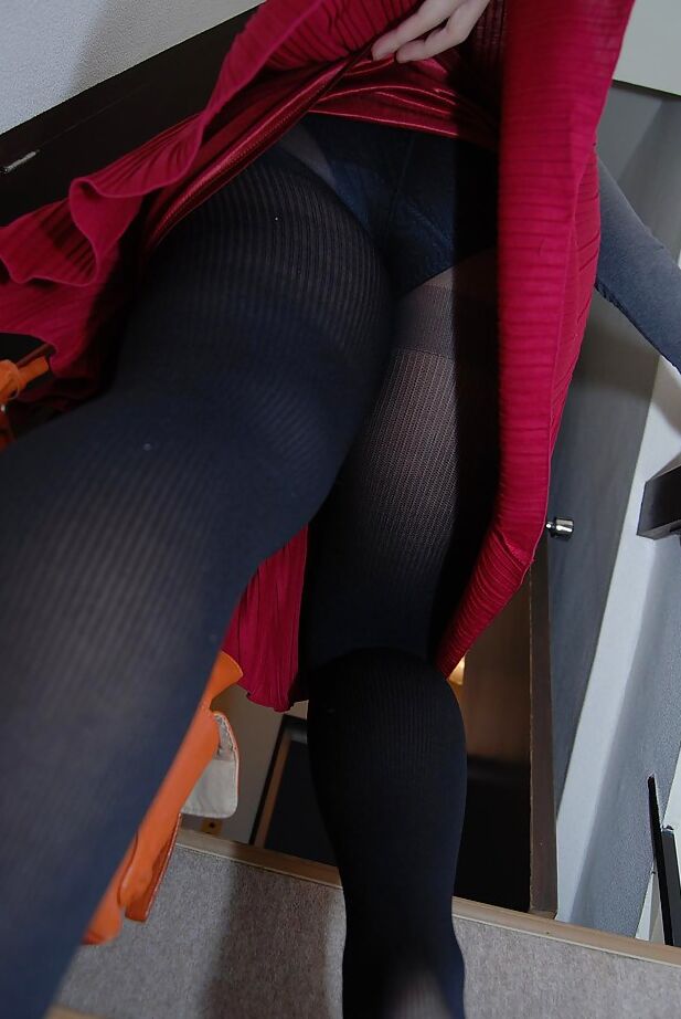 16P Scène en gros plan avec une jeune asiatique en collants, Harumi Okuno.