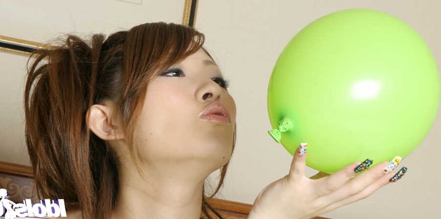 16P La joven asiática sonriente Reon Kosaka mostrando sus tentadoras curvas