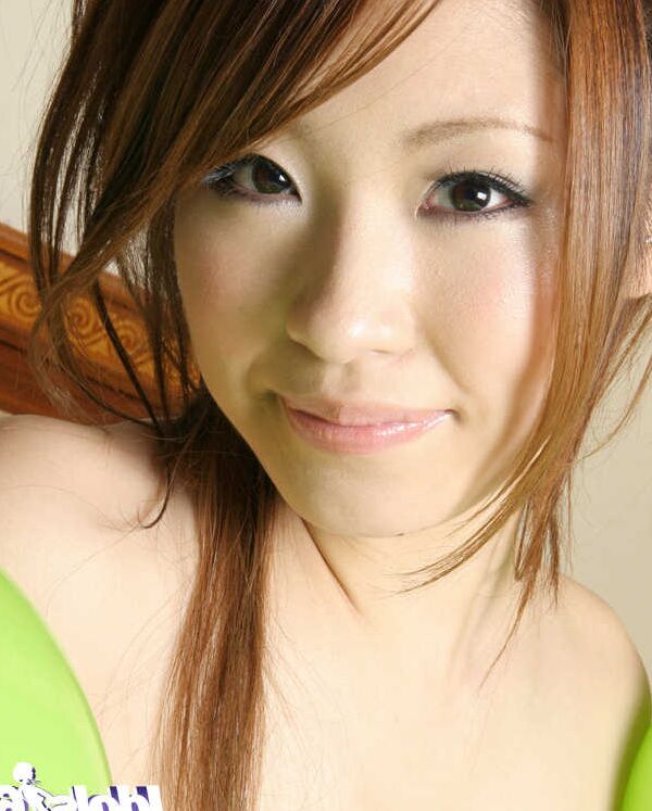 16P La joven asiática sonriente Reon Kosaka mostrando sus tentadoras curvas