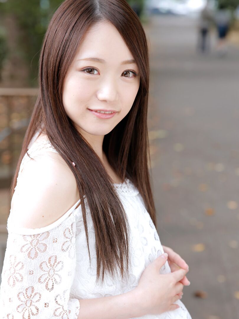 21P La chica japonesa Mao Sena muestra sus pequeñas tetas, le tocan el coño y la follan