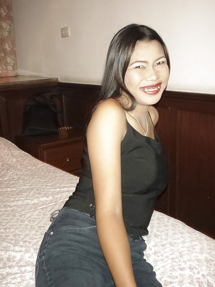 16P Smiley thai lassie in jeans undressing and posing on the bed