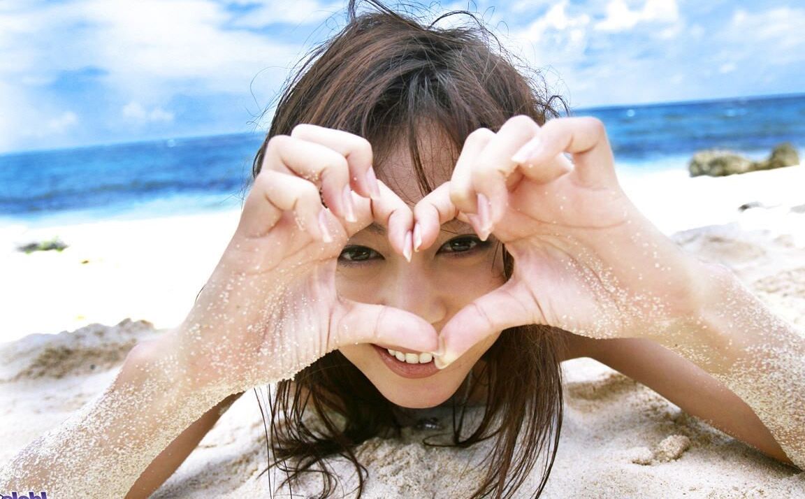 16P La jeune japonaise sexy Honoka expose ses jolis seins et son buisson pendant une journée à la plage
