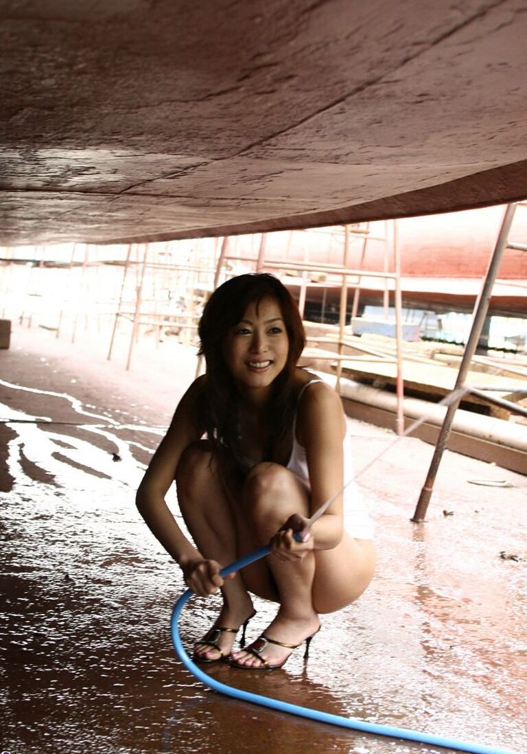16P La jeune japonaise sexy Honoka expose ses jolis seins et son buisson pendant une journée à la plage