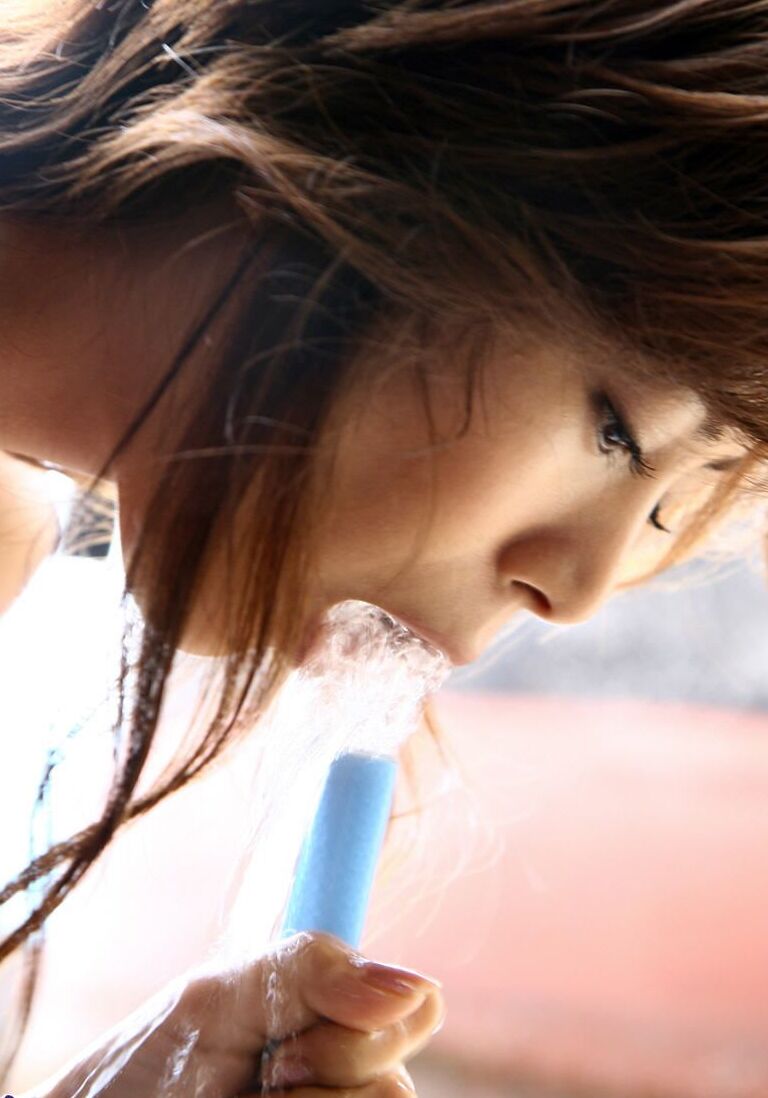 16P La jeune japonaise sexy Honoka expose ses jolis seins et son buisson pendant une journée à la plage