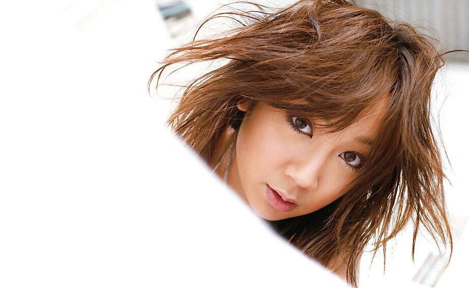 14P Lusty Asian Babe Ryo Akanishi expondo seus peitos e arbusto peludo