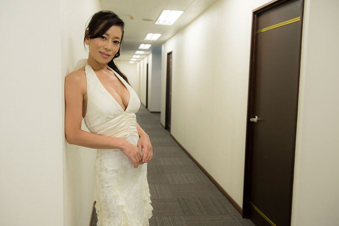 19P La sexy MILF japonesa Rei Kitajima le da una mamada caliente a un semental y le come el semen