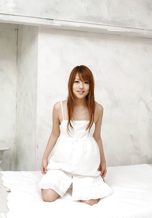 16P Miyu Hoshino, une jeune asiatique sexy, dévoile ses petits seins et sa chatte poilue.