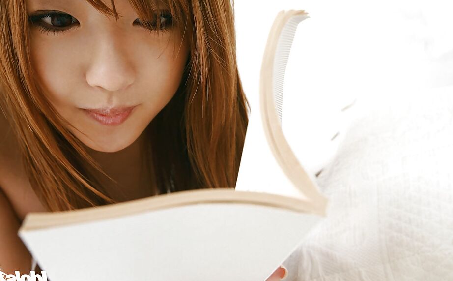 16P Miyu Hoshino, une jeune asiatique sexy, dévoile ses petits seins et sa chatte poilue.