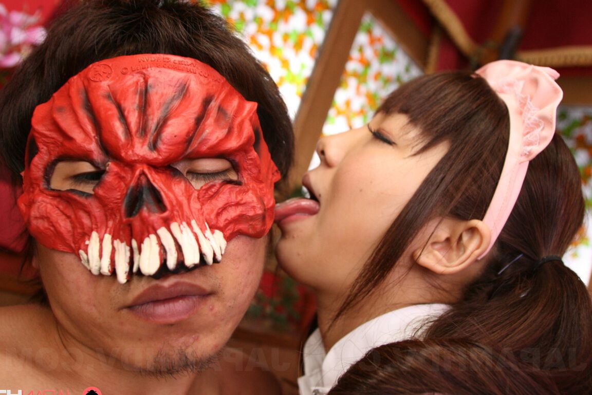 21P Asiatisches Dienstmädchen Mahiru Tsubaki probiert zwei haarige Schwänze und isst weißes Sperma