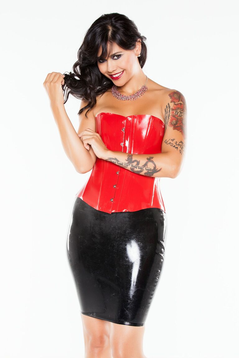 21P La MILF asiatique au bras tatoué Dana Vespoli exhibe son cul huilé dans un corset