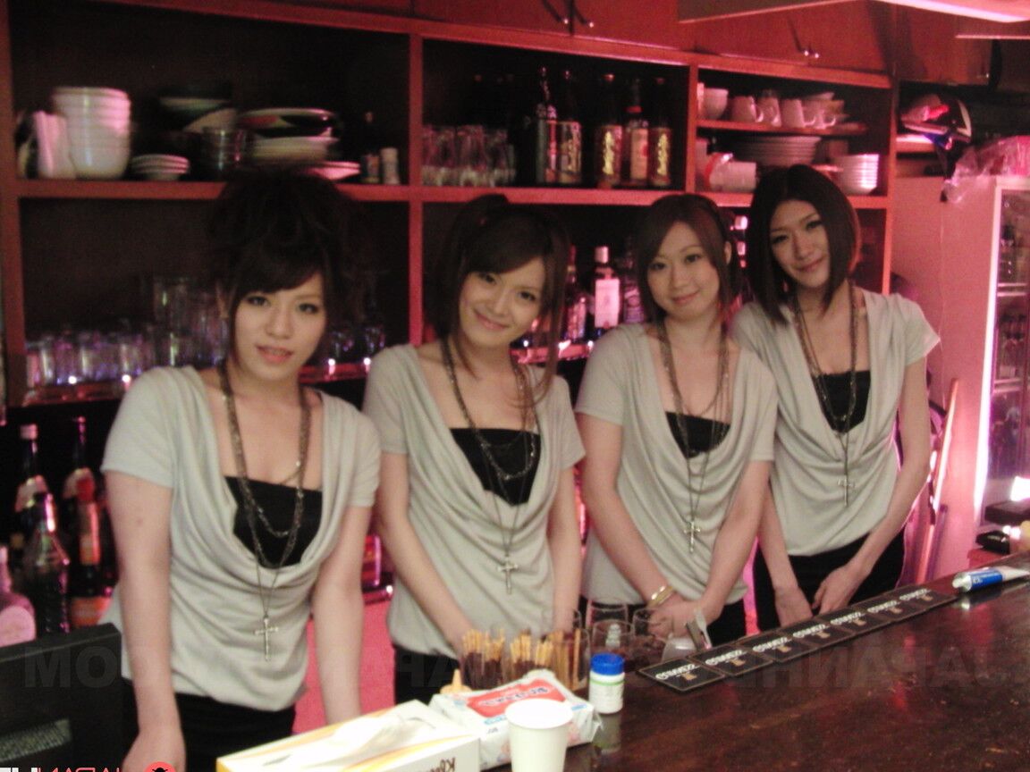 20P La camarera japonesa morena Anna Kirishima y sus alumnas disfrutan del sexo anal en grupo