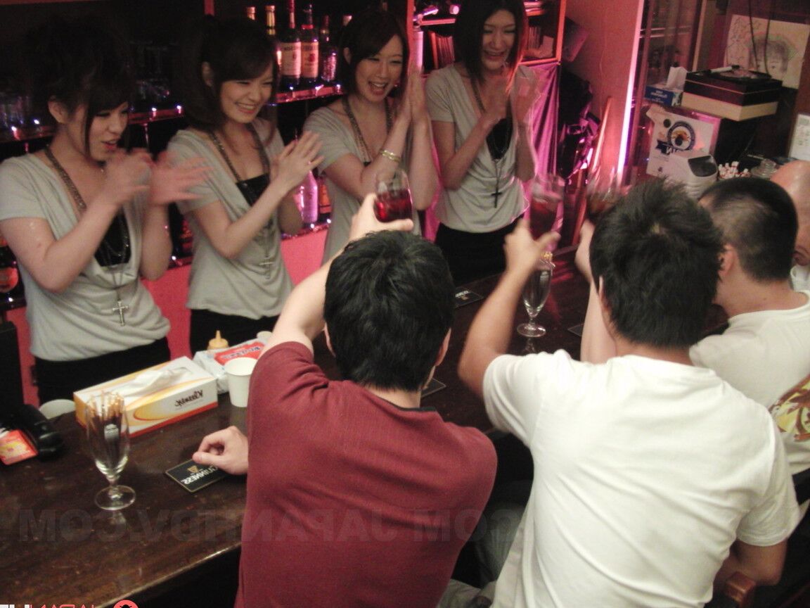 20P La camarera japonesa morena Anna Kirishima y sus alumnas disfrutan del sexo anal en grupo