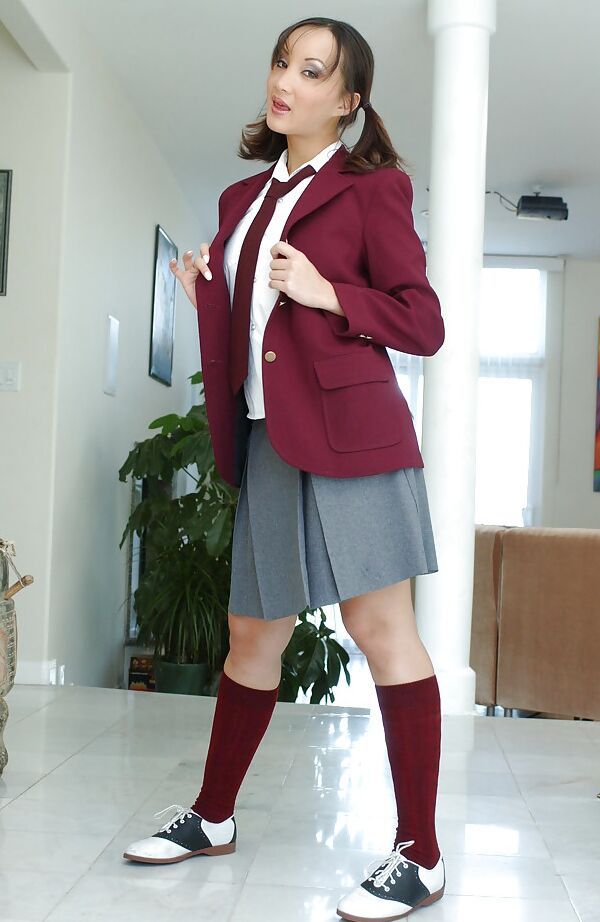 16P La colegiala asiática flaca Katsuni se desnuda y expone su coño recortado
