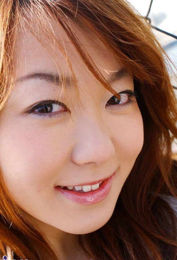 16P Sexy adolescente japonesa Yumi expõe seus peitos lindos e buceta aparada