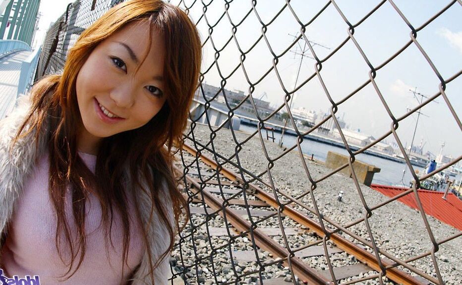 16P Sexy adolescente japonesa Yumi expõe seus peitos lindos e buceta aparada