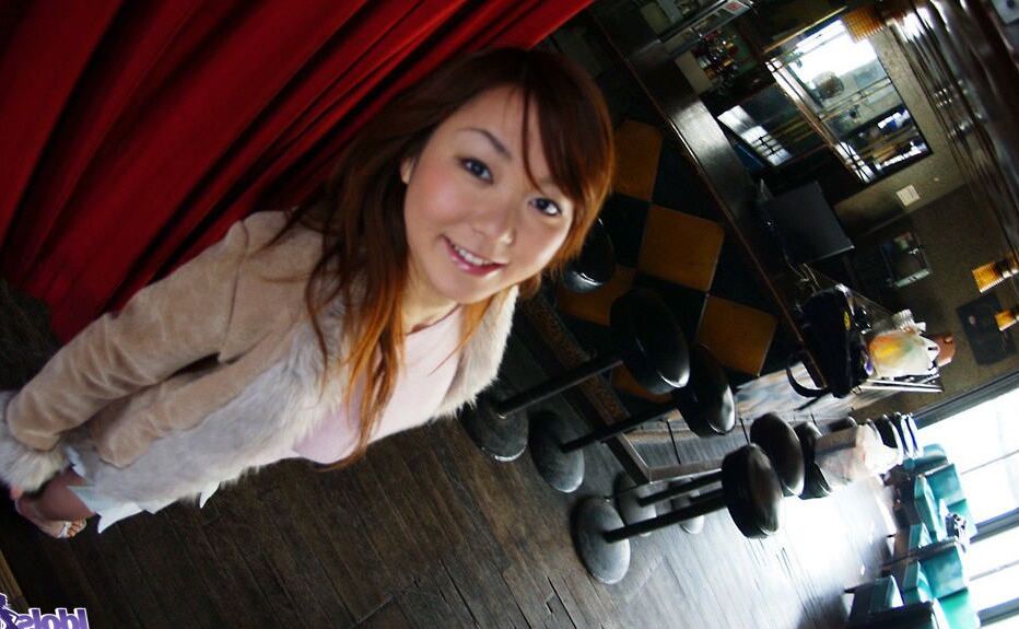 16P Sexy adolescente japonesa Yumi expõe seus peitos lindos e buceta aparada