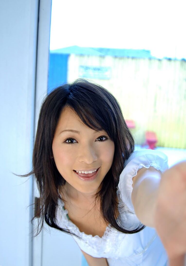 16P A adolescente japonesa Kaho Kasumi descobre peitos grandes e arbustos enquanto troca de lingerie