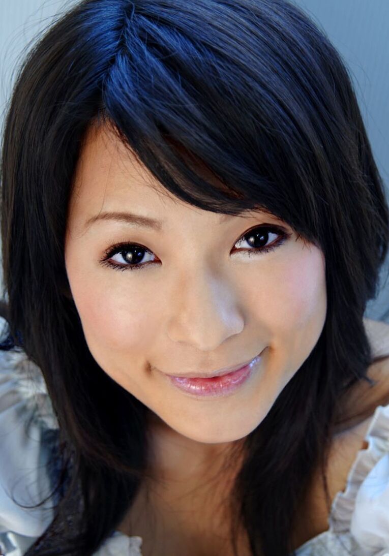 16P A adolescente japonesa Kaho Kasumi descobre peitos grandes e arbustos enquanto troca de lingerie