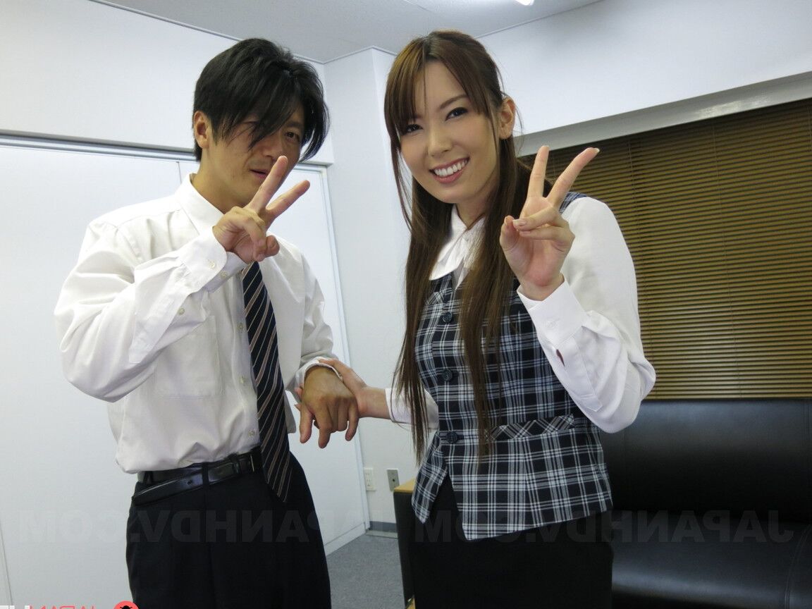 20P La traviesa asiática de oficina Yui Hatano haciendo que un colega le huela el culo