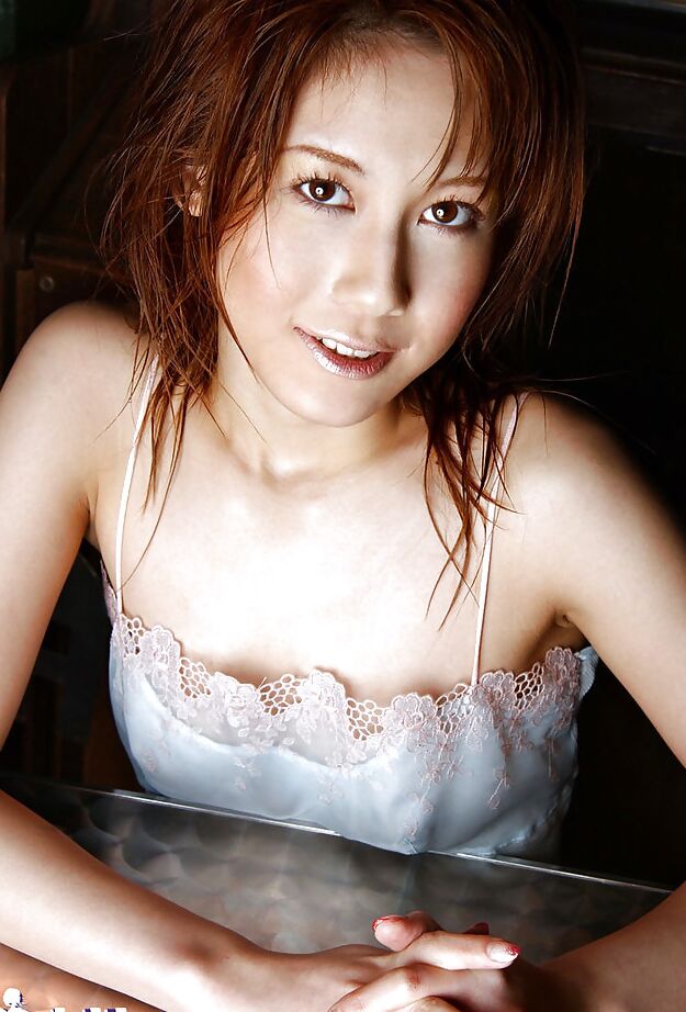 16P Pequena garota asiática com rosto lindo Hime Kamiya revelando seu poon espesso