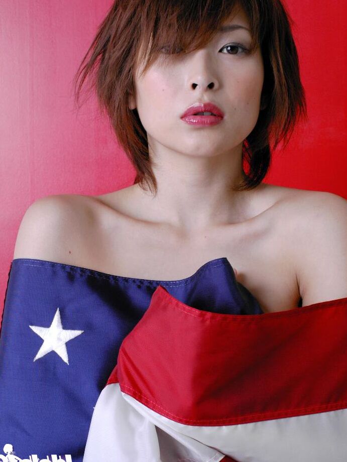 16P La impresionante dama asiática Nana Natsume mostrando su cuerpo seductor