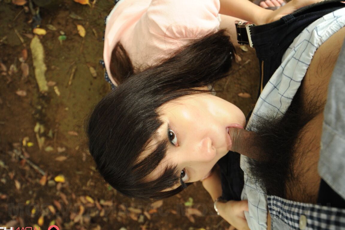 12P La asiática Riko Tanabe dando una mamada en POV mientras está de rodillas al aire libre