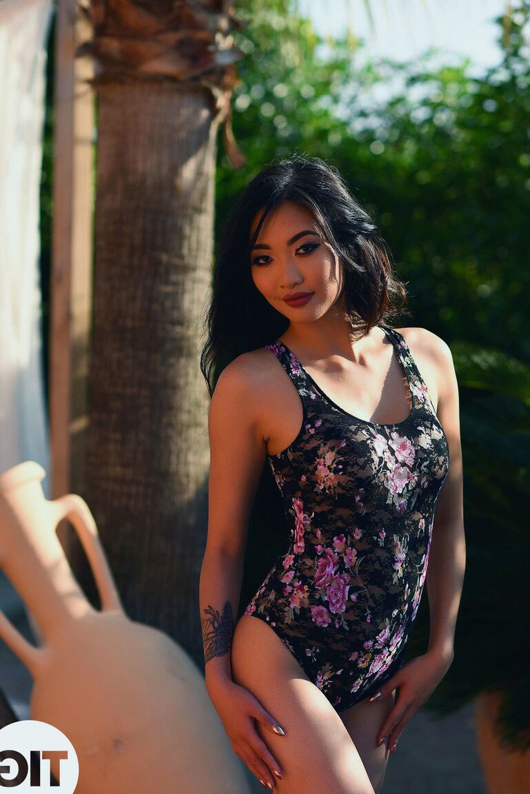 21P Glamour babe Reina expõe seios perfeitos