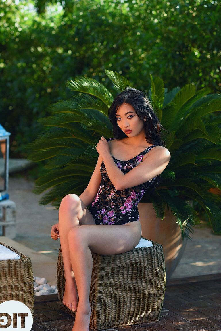 21P Glamour babe Reina expõe seios perfeitos