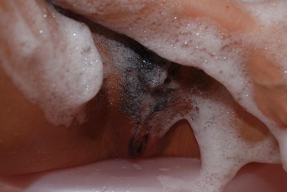 16P La asiática caliente Hikaru Nakatani se baña y se mete los dedos en su mariquita